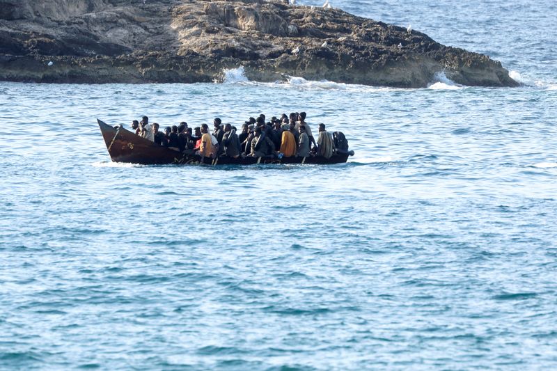 &copy; Reuters. FILE PHOTO: A boat with migrants approaches the Sicilian island of Lampedusa, Italy, September 16, 2023. REUTERS/Yara Nardi/File Photo
