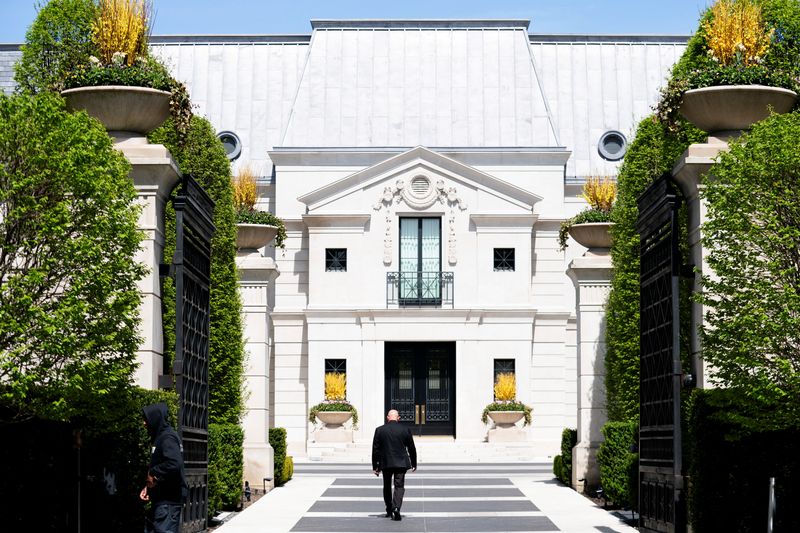 © Reuters. A security guard walks up the driveway of 21 Park Lane Circle after a security guard was shot outside the Bridle Path mansion of Canadian rap star Drake in Toronto, Ontario, Canada May 7, 2024.  REUTERS/Arlyn McAdorey