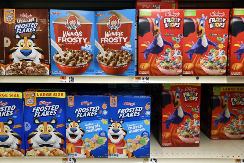 © Reuters. FILE PHOTO: A range of Kellogg's cereals, owned by Kellogg Company, are seen for sale in a store in Queens, New York City, U.S., February 7, 2022. REUTERS/Andrew Kelly/File Photo