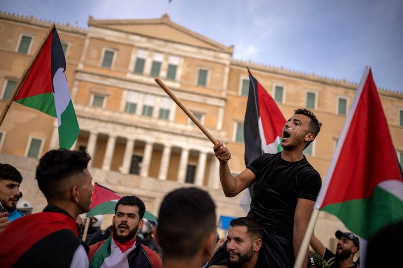 &copy; Reuters. فلسطينيون ومتظاهرون مؤيدون للفلسطينيين يحتجون أمام البرلمان اليوناني، وسط الصراع المستمر بين إسرائيل وحركة حماس الإسلامية الفلسطينية، في