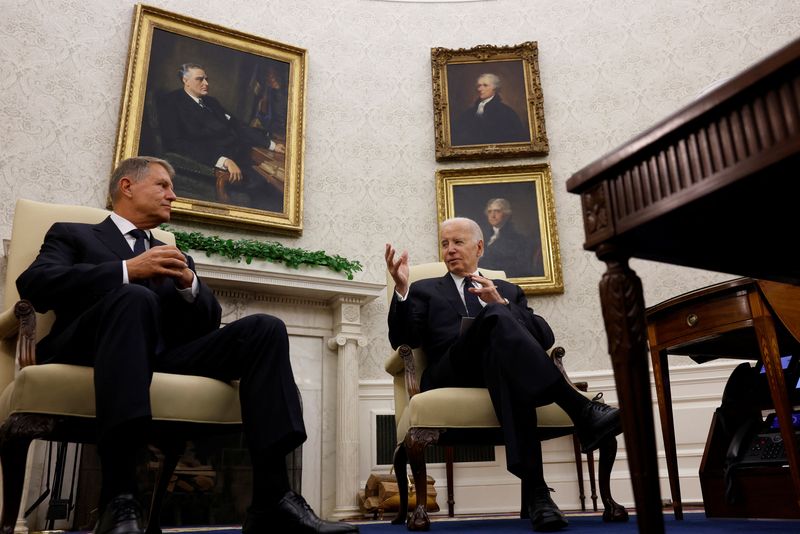 &copy; Reuters. U.S. President Joe Biden meets Romanian President Klaus Iohannis in the Oval Office at the White House in Washington, U.S., May 7, 2024. REUTERS/Evelyn Hockstein