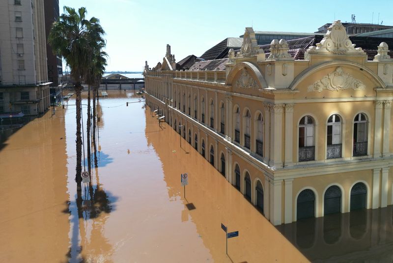 &copy; Reuters. A drone view of the flooded area around the historic market in Porto Alegre, Rio Grande do Sul, Brazil, May 7, 2024. REUTERS/Diego Vara