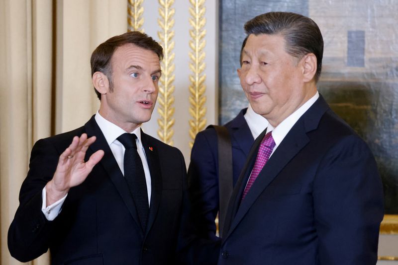 &copy; Reuters. الرئيس الفرنسي إيمانويل ماكرون يتحدث بينما يستمع نظيره الصيني شي جين بينغ خلال مأدبة عشاء رسمية بقصر الإليزيه في السادس من مايو أيار 2024 ضمن 