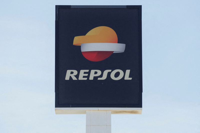 &copy; Reuters. FILE PHOTO: The logo of Repsol is seen near a fuel station in Malaga, Spain, April 24, 2024. REUTERS/Jon Nazca/File Photo