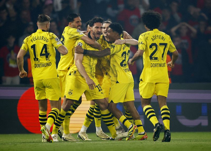 &copy; Reuters. May 7, 2024 
El jugador del Borussia Dortmund Mats Hummels celebra con sus compañeros tras marcar ante el PSG 
 REUTERS/Sarah Meyssonnier