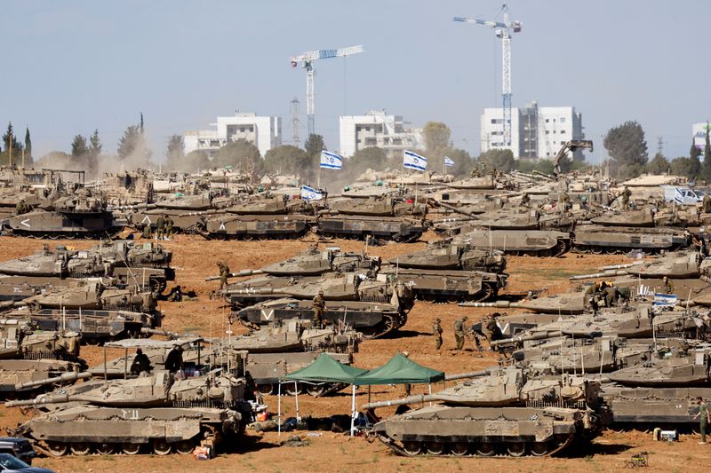 &copy; Reuters. جنود إسرائيليون يقفون إلى جانب مركباتهم العسكرية بالقرب من الحدود الإسرائيلية مع قطاع غزة جنوبي إسرائيل، وسط الصراع الدائر بين إسرائيل وحر