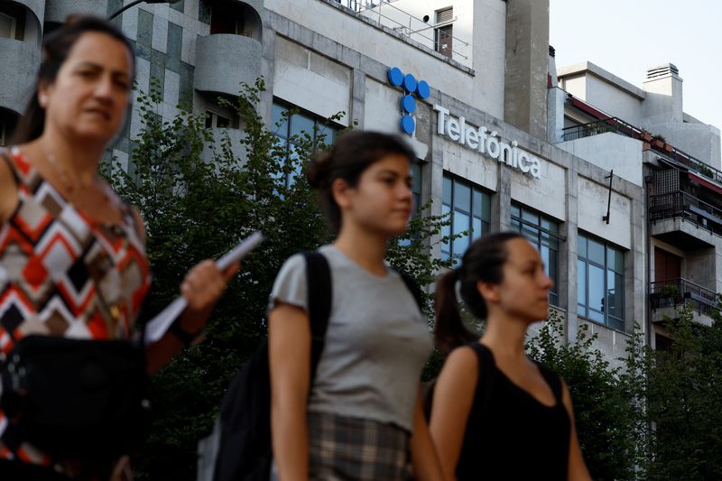 &copy; Reuters. FILE PHOTO: People walk past a building displaying the logo of Spanish telecom company Telefonica, in Bilbao, Spain, September 6, 2023. REUTERS/Vincent West/File Photo