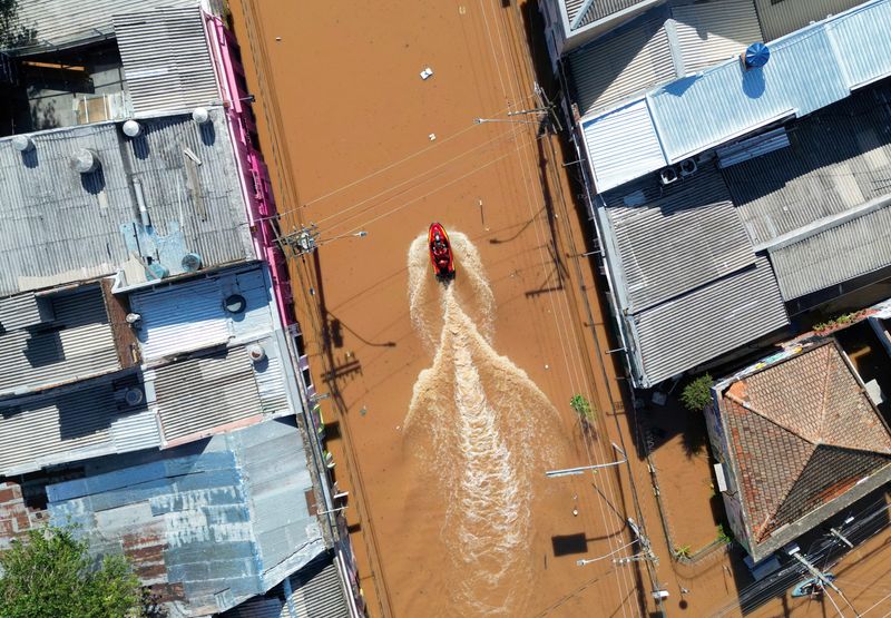 &copy; Reuters. 　ブラジル南部リオグランデドスル州の当局によると、先週から続く豪雨により発生した洪水で、５月７日までに９０人の死亡が確認され、１３１人以上と連絡が取れなくなっている。写真