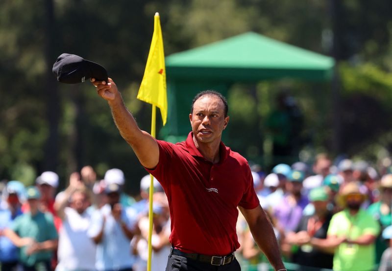 &copy; Reuters. Golf - The Masters - Augusta National Golf Club, Augusta, Georgia, U.S. - April 14, 2024 Tiger Woods of the U.S. acknowledges the crowd on the green on the 18th hole after completing his final round REUTERS/Mike Blake