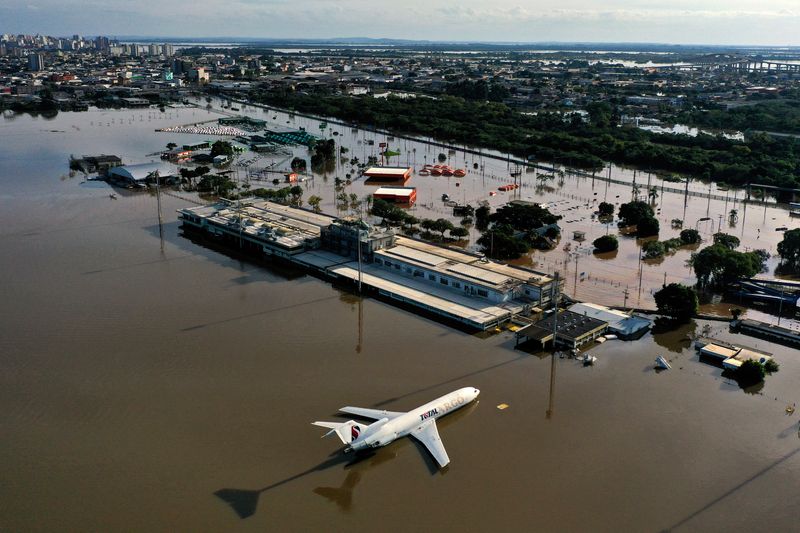 © Reuters. A drone shot shows a cargo plane at the flooded Salgado Filho International Airport in Porto Alegre in Rio Grande do Sul, Brazil, May 7, 2024. REUTERS/Wesley Santos