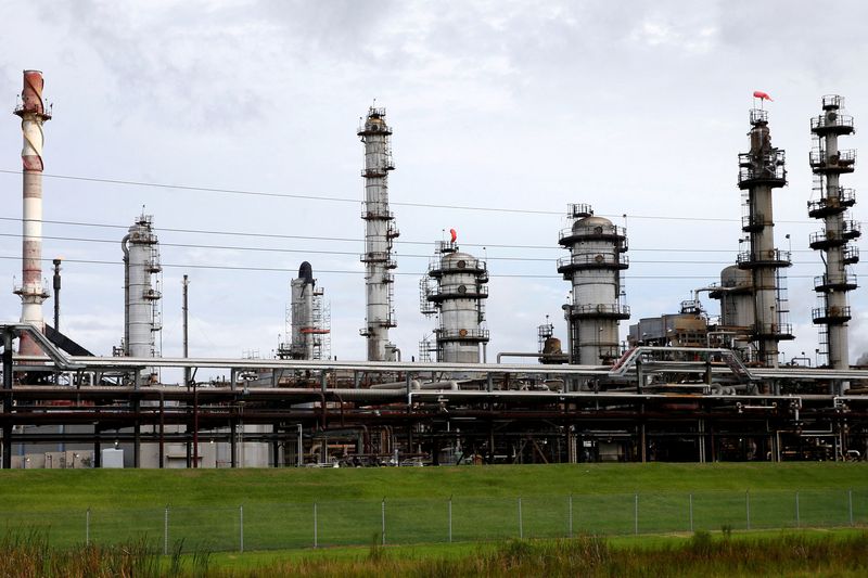 © Reuters. FILE PHOTO: The Chevron Pascagoula Refinery is pictured as Tropical Storm Gordon approaches Pascagoula, Mississippi, U.S., September 4, 2018.   REUTERS/Jonathan Bachman/File Photo
