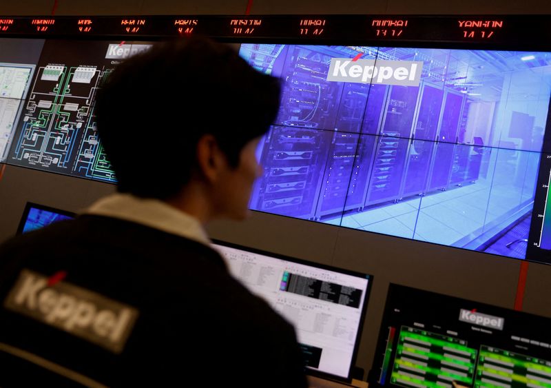 &copy; Reuters. FILE PHOTO: A view of an operations nerve center at a Keppel data centre in Singapore July 3, 2023. REUTERS/Edgar Su/File Photo