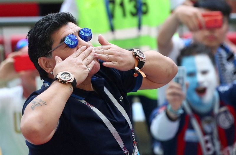 &copy; Reuters. サッカーの１９８６年Ｗ杯でアルゼンチン代表のディエゴ・マラドーナ氏（写真）が受賞したＭＶＰトロフィーが、オークションに出品されることが分かった。競売会社アグット・オークシ