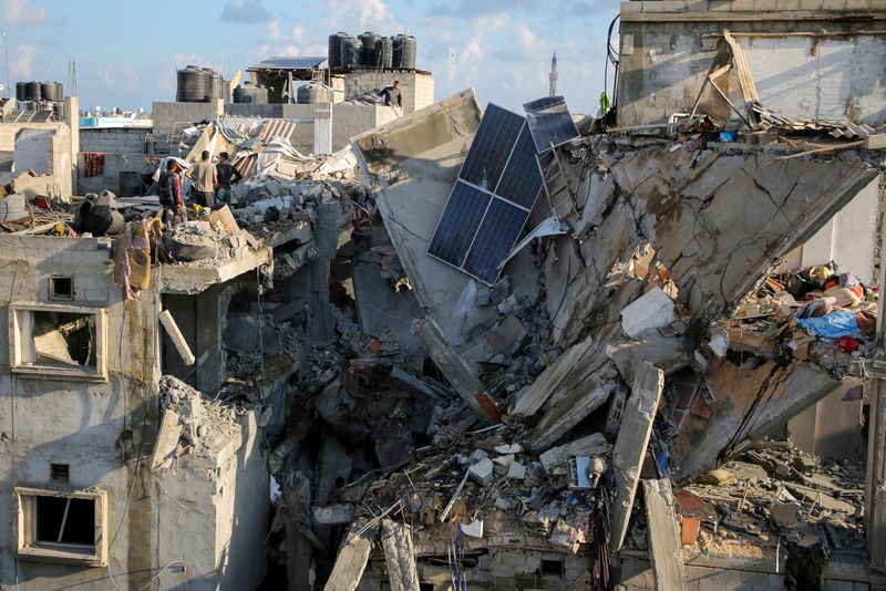 &copy; Reuters. فلسطينيون يبحثون تحت أنقاض منزل استهدفته غارة إسرائيلية في رفح جنوب قطاع غزة يوم 7 مايو أيار 2024. تصوير: حاتم خالد - رويترز 