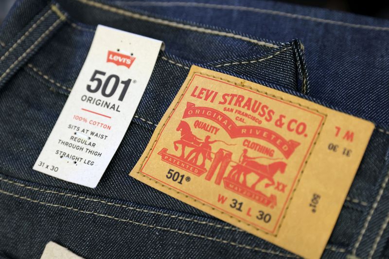 &copy; Reuters. L'etichetta Levi Strauss & Co. sui jeans in un negozio del Woodbury Common Premium Outlets a Central Valley, New York, Stati Uniti, 15 febbraio 2022. REUTERS/Andrew Kelly/Foto d'archivio