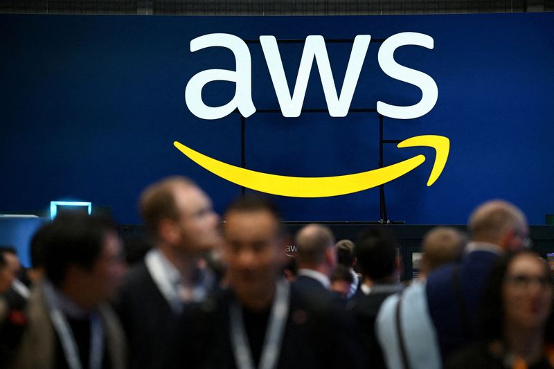 © Reuters. FILE PHOTO: An Amazon Web Services (AWS) logo is pictured during a trade fair in Hannover Messe, in Hanover, Germany, April 22, 2024.  REUTERS/Annegret Hilse/File Photo
