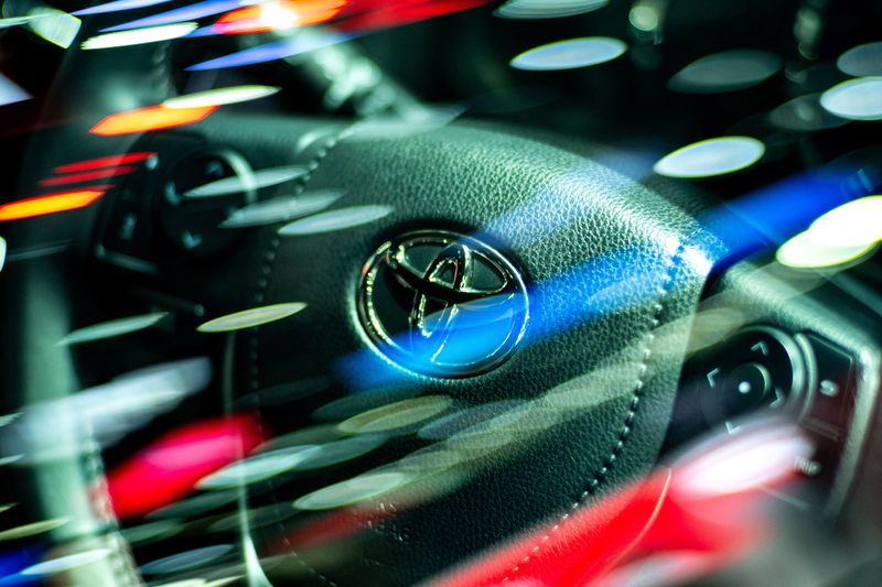 &copy; Reuters. Le logo de Toyota Motor visible sur un volant à l'intérieur d'un modèle Vios lors de la 39e Exposition internationale de l'automobile de Thaïlande, à Bangkok. /Photo prise le 30 novembre 2022/REUTERS/Athit Perawongmetha