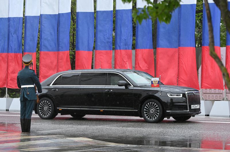 &copy; Reuters. 　５月７日、ロシアのマントゥロフ副首相代行は、サンクトペテルブルクの旧トヨタ自動車の工場で、プーチン大統領が使用する高級車「アウルス」の生産を開始すると述べた。写真は、ロ