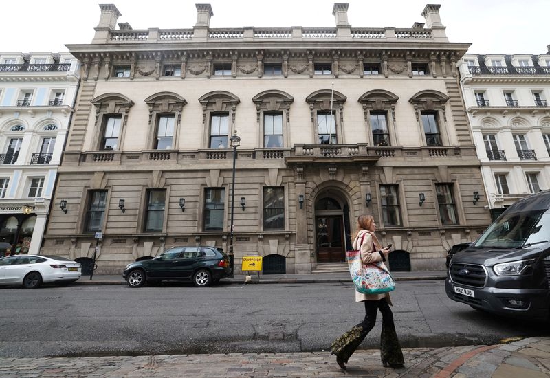 &copy; Reuters. FILE PHOTO: A person walks past the entrance to the Garrick Club, a private member's club in London, Britain, April 4, 2024 REUTERS/Suzanne Plunkett/File Photo
