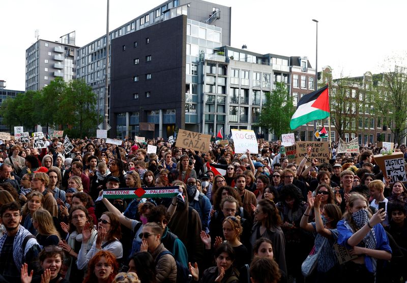 &copy; Reuters. طلاب وموظفون في جامعة أمستردام يشاركون في احتجاج مؤيد للفلسطينيين بعد أن فضت شرطة مكافحة الشغب مخيم اعتصام في الجامعة بالقوة في أمستردام يو