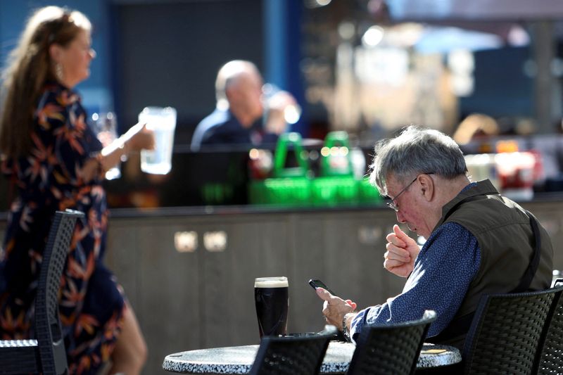 © Reuters. FILE PHOTO: Customers drink alcohol outside a Wetherspoon public house in London, Britain, October 6, 2023. REUTERS/Susannah Ireland/File Photo