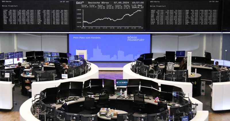 &copy; Reuters. شاشة إلكترونية تعرض بيانات المؤشر داكس الألماني في بورصة فرانكفورت بألمانيا يوم السابع من مايو أيار 2024. تصوير: رويترز