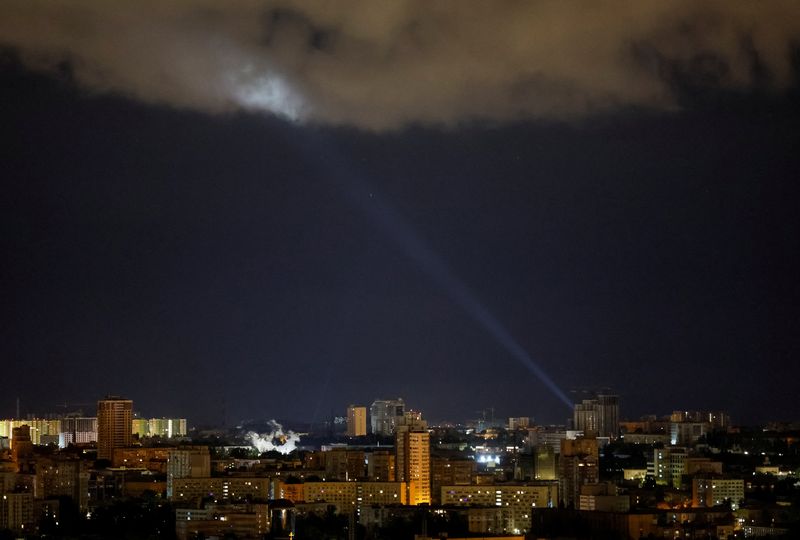 &copy; Reuters. Des militaires ukrainiens utilisent un projecteur pour rechercher des drones dans le ciel de la ville lors d'une attaque de drones et de missiles russes à Kiev, en Ukraine. /Photo prise le 8 mai 2024/REUTERS/Gleb Garanich