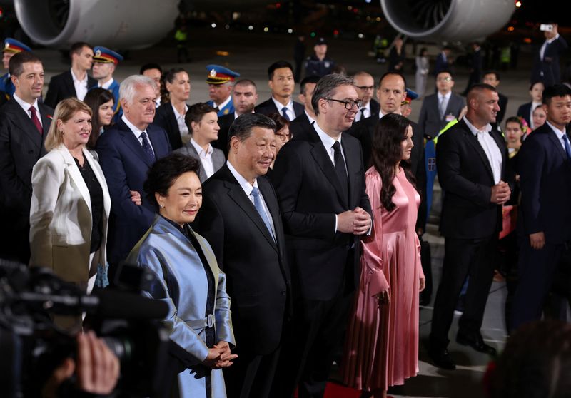 &copy; Reuters. El presidente serbio Aleksandar Vucic y su esposa Tamara Vucic dan la bienvenida al presidente de China Xi Jinping y su esposa Peng Liyuan para una visita oficial de Estado de dos días, en el aeropuerto Nikola Tesla de Belgrado, Serbia, 7 de mayo de 2024