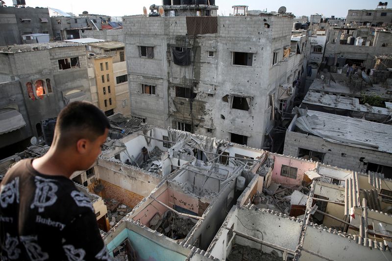 &copy; Reuters. Palestinos inspeccionan casas dañadas en un ataque israelí, en el marco del actual conflicto entre Israel y el grupo islamista palestino Hamás, en Ráfah, en el sur de la Franja de Gaza el 7 de mayo de 2024. REUTERS/Hatem Khaled