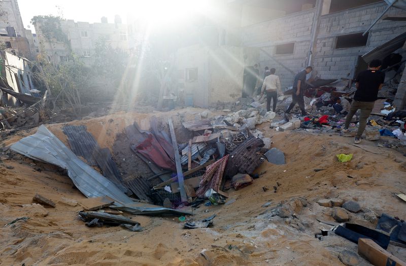 &copy; Reuters. イスラム組織ハマスは、パレスチナ自治区ガザ南部ラファ市の東部でイスラエル軍と戦闘中だと明らかにした。写真はラファで８日、イスラエル軍の空爆を受けた住宅を調べる市民ら（２０