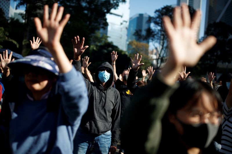 &copy; Reuters. FOTO DE ARCHIVO. La gente levanta las manos mientras cantan el himno de protesta "Gloria a Hong Kong" durante una protesta antigubernamental en el distrito Central de Hong Kong, China. 30 de noviembre de 2019. REUTERS/Thomas Peter