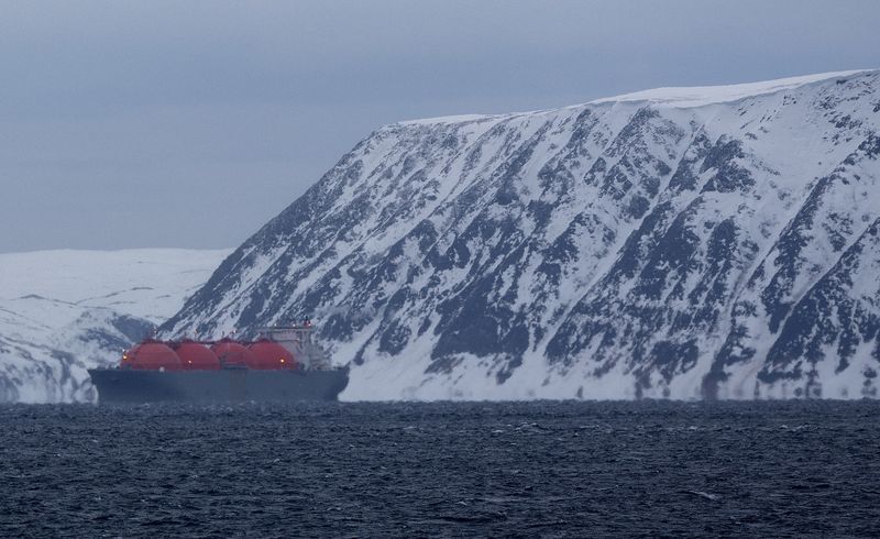 &copy; Reuters. FOTO DE ARCHIVO: Un buque de gas natural licuado esperando para atracar en la mayor planta de gas natural licuado de Europa Occidental Hammerfest, Noruega. 14 de marzo de 2024. REUTERS/Lisi Niesner