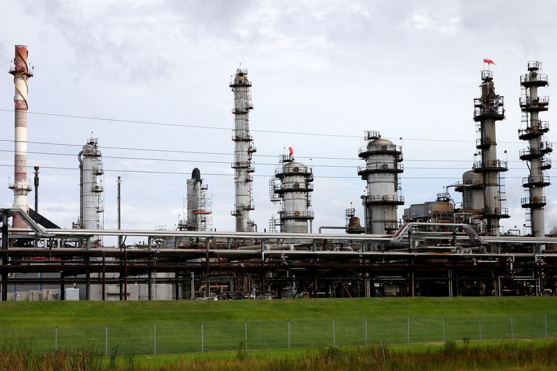 &copy; Reuters. La raffineria Chevron di Pascagoula è ritratta mentre la tempesta tropicale Gordon si avvicina a Pascagoula, Mississippi, Stati Uniti, 4 settembre 2018.   REUTERS/Jonathan Bachman