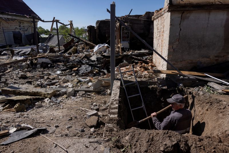 &copy; Reuters. FILE PHOTO: A worker digs to uncover a gas pipe leading to a house that was destroyed during a Russian missile strike, amid Russia’s attack on Ukraine, in Krasylivka, Kyiv region, Ukraine, May 8, 2024. REUTERS/Thomas Peter/File Photo