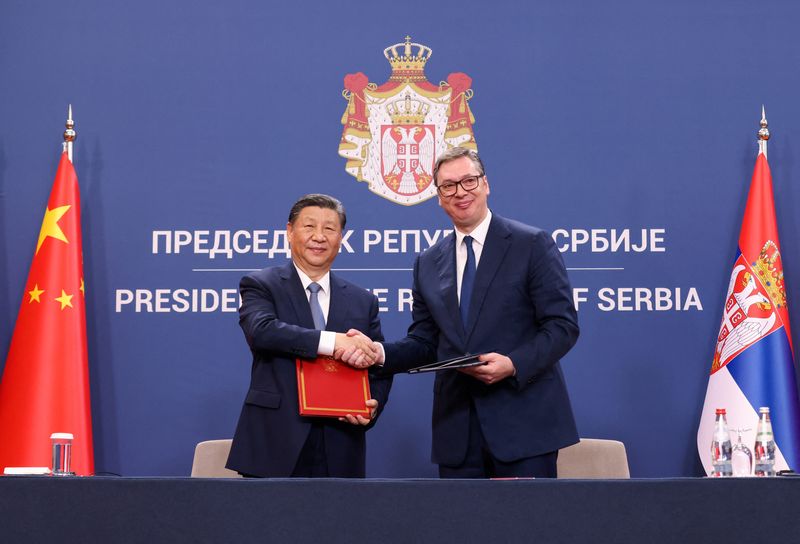 © Reuters. Serbian President Aleksandar Vucic and Chinese President Xi Jinping shake hands on the day of their meeting, as part of the Chinese president's two-day state visit in Belgrade, Serbia, May 8, 2024. REUTERS/Zorana Jevtic
