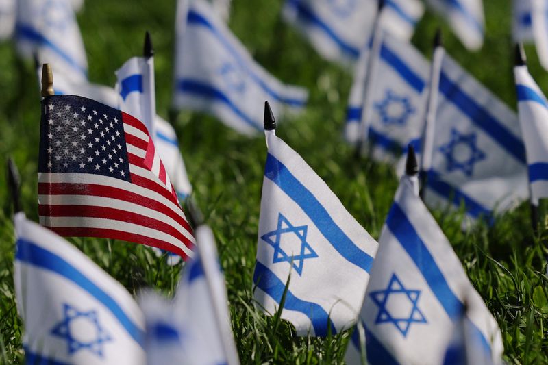 &copy; Reuters. Des drapeaux israéliens et américains lors d'une protestation en soutien aux Palestiniens, à Cambridge, dans le Massachusetts, aux États-Unis. /Photo prise le 7 mai 2024/REUTERS/Brian Snyder