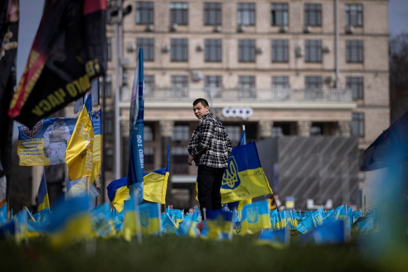 &copy; Reuters. FOTO DE ARCHIVO: Un hombre camina junto a banderas ucranianas en un monumento conmemorativo a los militares caídos que lucharon contra la invasión rusa de Ucrania, en Kiev. 2 de abril de 2024. REUTERS/Thomas Peter