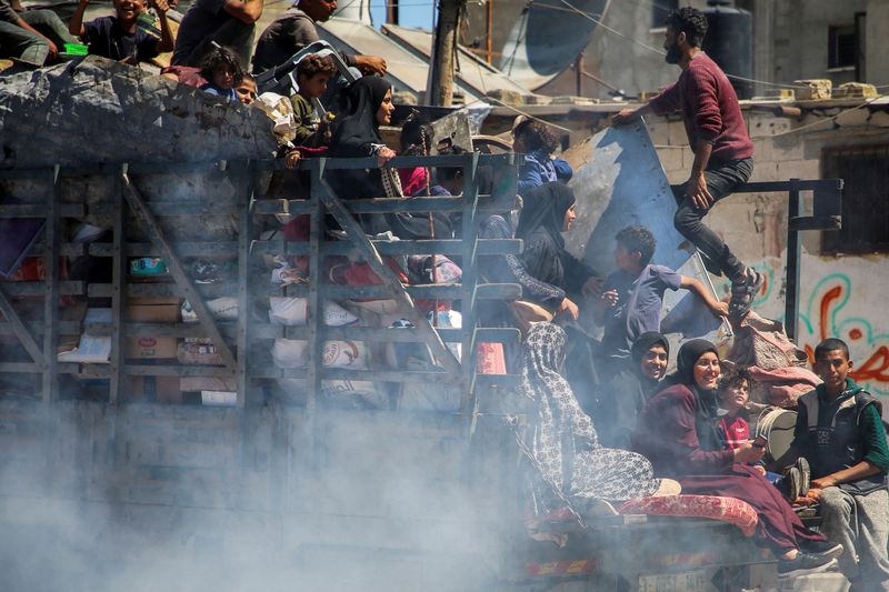 &copy; Reuters. Varios palestinos escapan en camión de Rafah tras comienzo de operación israelí en la zona, en el sur de la Franja de Gaza. 8 mayo 2024. REUTERS/Hatem Khaled