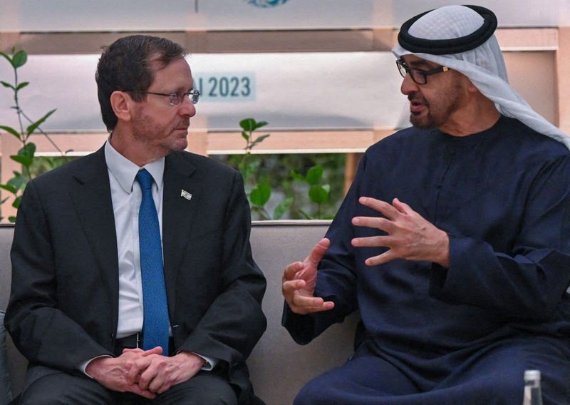 &copy; Reuters. FOTO DE ARCHIVO. El presidente israelí Isaac Herzog se reúne con el presidente de los Emiratos Árabes Unidos, Sheikh Mohamed bin Zayed al-Nahyan, en la Cumbre Mundial de Acción Climática, durante la Conferencia de las Naciones Unidas sobre el Cambio 