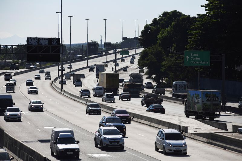 &copy; Reuters. Cars are seen along Brasil Avenue, one of the main roads in the city during a period of social isolation, amid the coronavirus disease (COVID-19) outbreak, in Rio de Janeiro, Brazil, April 14, 2020. REUTERS/Lucas Landau/File Photo