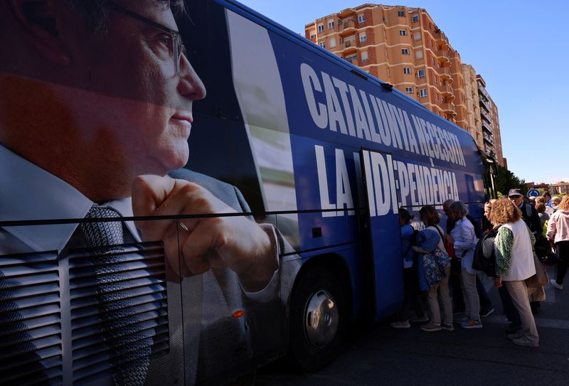 &copy; Reuters. Supporters of exiled Catalan separatist leader Carles Puigdemont board a bus with the image of him on it, to travel to France for his Junts Per Catalunya (Together for Catalonia) party rally, in Lleida, Spain, May 7, 2024. REUTERS/Nacho Doce