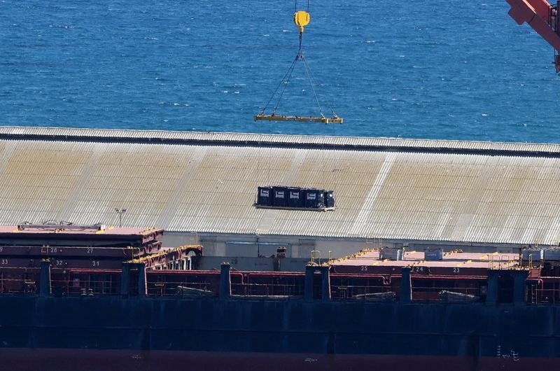 &copy; Reuters. رافعة تنقل حاوية مساعدات تحمل علم الإمارات على سفينة شحن من المتوقع أن تأخذ مساعدات إلى غزة من قبرص في ميناء لارنكا يوم الثامن من مايو أيار 20