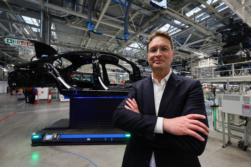&copy; Reuters. Ola Kaellenius, CEO of Mercedes-Benz Group AG, poses for a picture at "Factory 56", one of the world's most modern electric and conventional car assembly halls of German carmaker Mercedes-Benz, in Sindelfingen near Stuttgart, Germany, March 4, 2024. REUTE