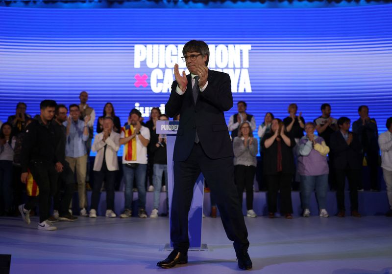 © Reuters. Exiled Catalan separatist leader Carles Puigdemont applauds his supporters, during a Junts Per Catalunya (Together for Catalonia) party rally, in the French town of Argeles-sur-Mer, France, May 7, 2024. REUTERS/Nacho Doce