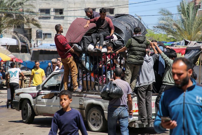 &copy; Reuters. Palestinos viajan en un vehículo mientras huyen de Rafah después de que las fuerzas israelíes lanzaran una operación terrestre y aérea en la parte oriental de la ciudad del sur de Gaza, en medio del conflicto en curso entre Israel y Hamás, en Rafah,