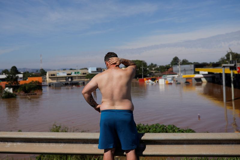 &copy; Reuters. Homem observa região alagada em Eldorado do Sul, no Rio Grande do Sul
07/05/2024
REUTERS/Amanda Perobell