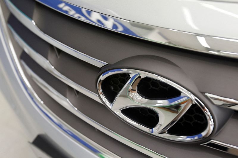 &copy; Reuters. FILE PHOTO: The logo of Hyundai Motor is seen on a car displayed at a Hyundai dealership in Seoul, September 1, 2011.  REUTERS/Truth Leem/File Photo