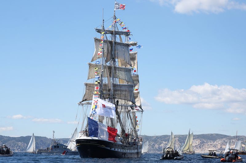 &copy; Reuters. Paris Olympics 2024 - Arrival of the Olympic Flame in Marseille - Marseille, France - May 8, 2024 The "Belem", a three-masted sailing ship that carries the Olympic Flame sails to the Old Port ahead of the Paris Olympics 2024 REUTERS/Manon Cruz