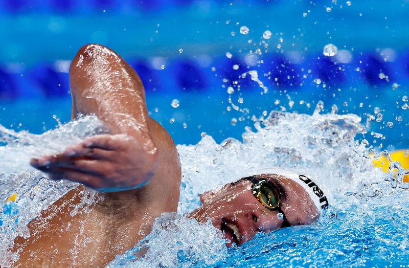 &copy; Reuters. FOTO DE ARCHIVO. El nadador tunecino Ahmed Hafnaoui durante la prueba de 1.500 metros libres en el Campeonato Mundial, en el Aspire Dome, Doha, Qatar - Febrero 17, 2024.  REUTERS/Clodagh Kilcoyne