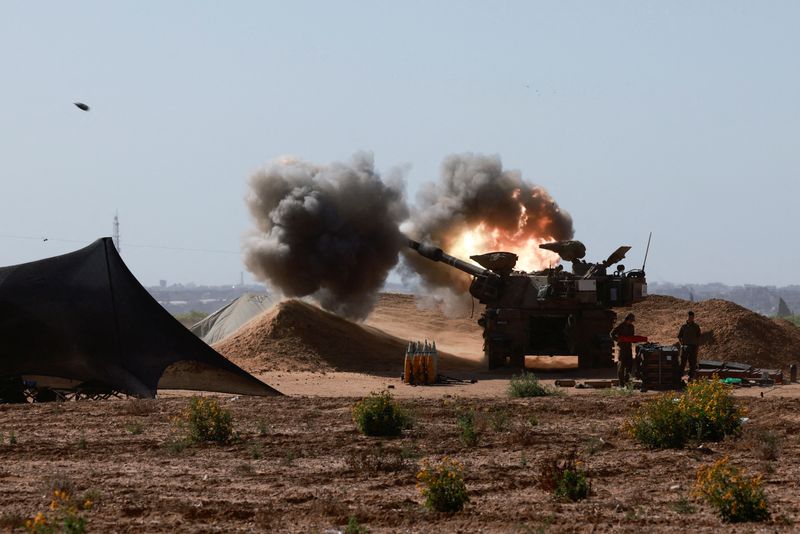 © Reuters. An Israeli military vehicle fires near the Israel-Gaza border, amid the ongoing conflict between Israel and the Palestinian Islamist group Hamas, in southern Israel, May 8, 2024. REUTERS/Ammar Awad